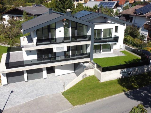 Moderne dreistöckige Wohnung mit Gartenanteil im Dreiparteienhaus in zentrumsnaher Lage!