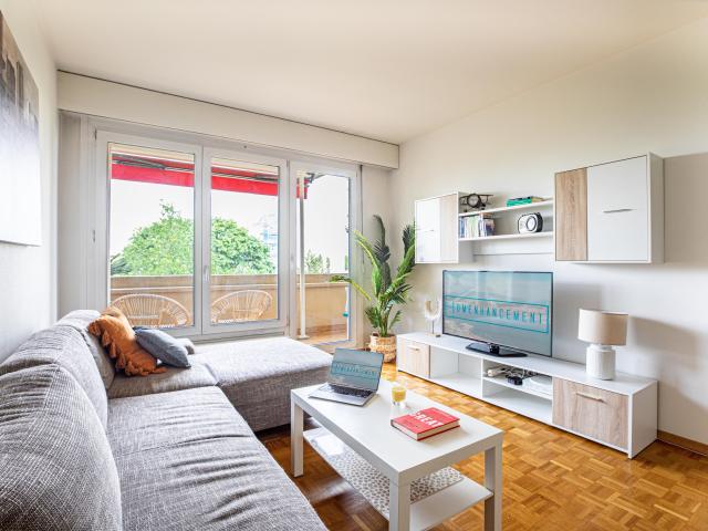 Moderne Einzimmerwohnung mit Balkon und Parkplatz in Thônex, Genf