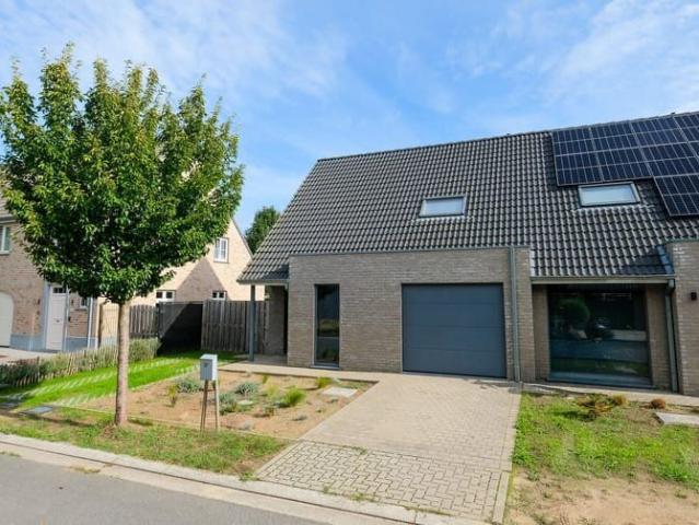 Moderne en energiezuinige halfopen bebouwing in Eeklo
