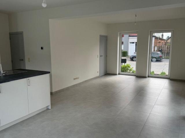 Moderne en ruime woning met 4 slaapkamers, tuin en carport