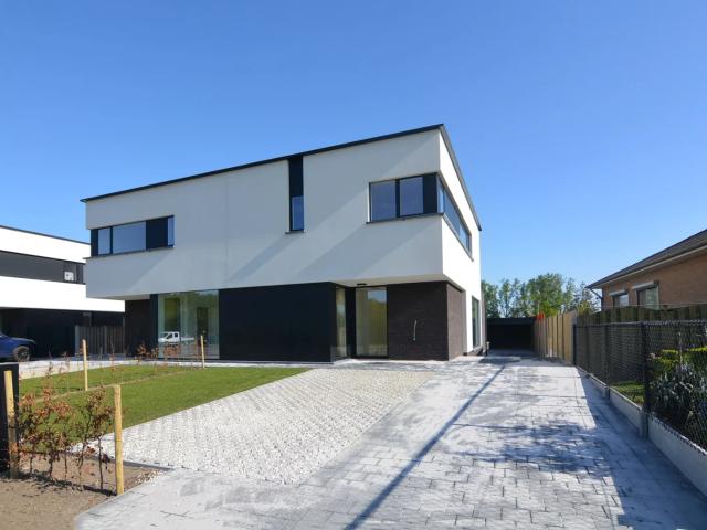 Moderne, energiezuinige, halfvrijstaande woning met carport op 3 a 80 ca