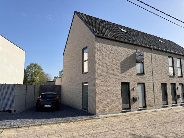 Moderne energiezuinige 3 slaapkamer woning met tuin en staanplaats