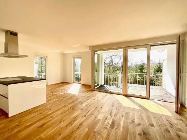 Moderne Erdgeschosswohnung mit Einbauküche, Balkon und Blick ins Grüne