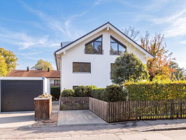 Moderne, familienfreundliche Haushälfte mit Kamin und Süd West Garten