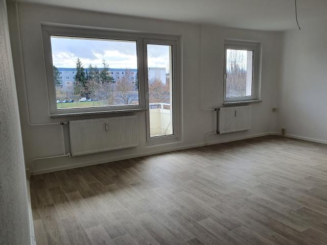 Moderne Familienwohnung mit offener Wohnküche und Balkon