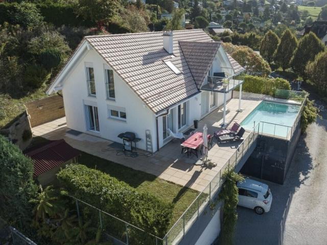 Moderne, freistehende Villa mit Pool und atemberaubender Aussicht!