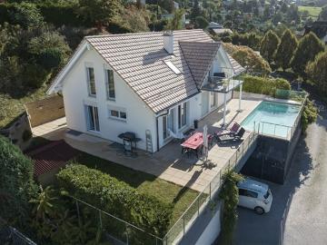 Moderne freistehende Villa mit Pool und atemberaubender Aussicht