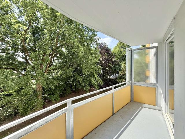 Moderne & frisch sanierte 1 Zimmer Wohnung: hell, sonniger Balkon + schöner Ausblick ins Grüne