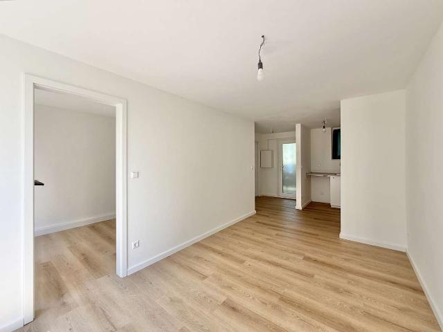 Moderne & frisch sanierte 2 Zimmer Wohnung: hell, freundlich + schöner Ausblick ins Grüne