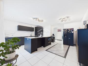 Moderne Gartenwohnung mit Kochinsel, Weinschrank & viel Licht