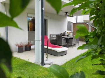 Moderne Gartenwohnung mit schön gelegenem Eigengarten, großer Terrasse & 2 Carports!