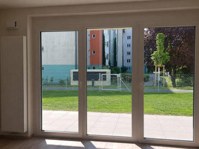 Moderne Gartenwohnung mit Terrasse in neuwertigem Wohnkomplex