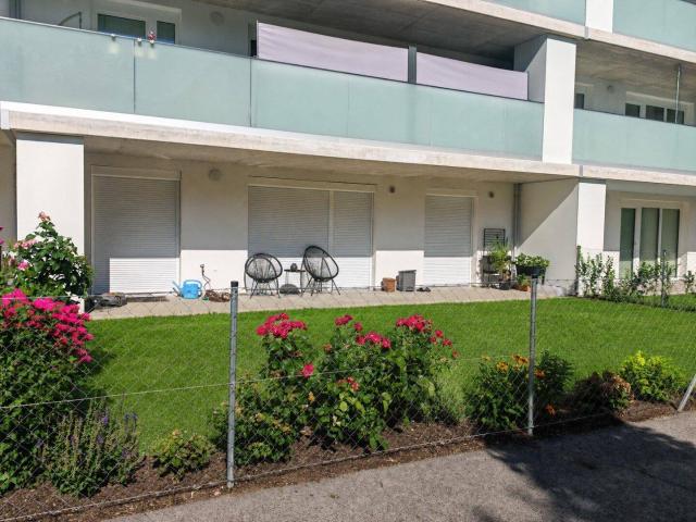 Moderne Gartenwohnung mit Terrasse in neuwertigem Wohnkomplex