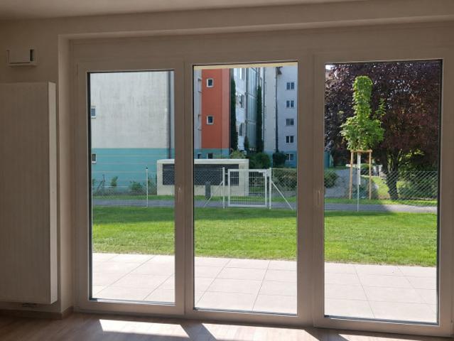 Moderne Gartenwohnung mit Terrasse in neuwertigem Wohnkomplex