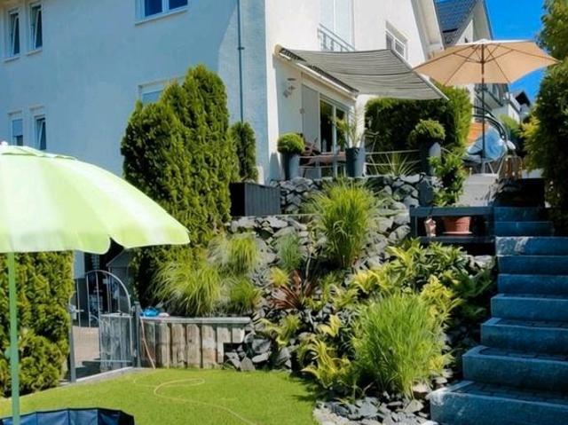 Moderne gepflegte Doppelhaushälfte mit neuer PV Anlage ! TOP