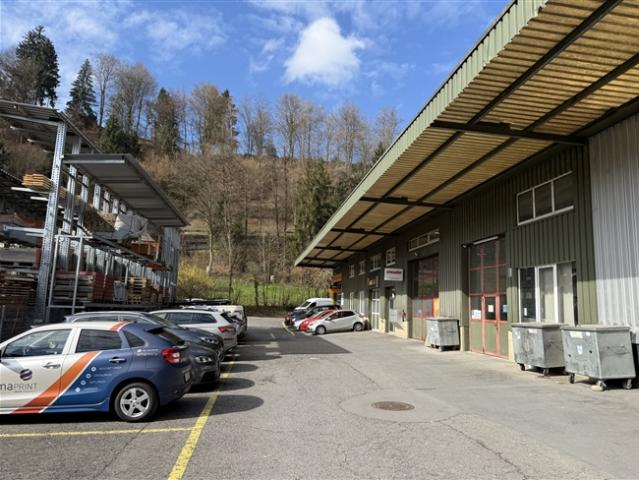 Moderne Gewerbefläche mit überhoher Lagerhalle in Ebikon