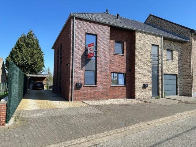 Moderne gezinswoning met drie slaapkamers en energiezuinige