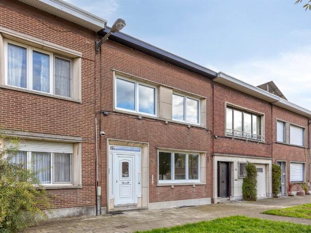 MODERNE GEZINSWONING MET TUIN IN RUSTIGE WOONWIJK