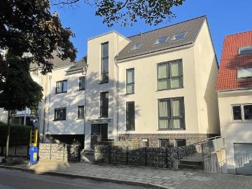 Moderne, großzügig geschnittene,lichtdurchflutete Wohnung in Architektenhaus