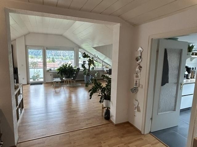 Moderne großzügige Dachgeschosswohnung in Aussichtslage