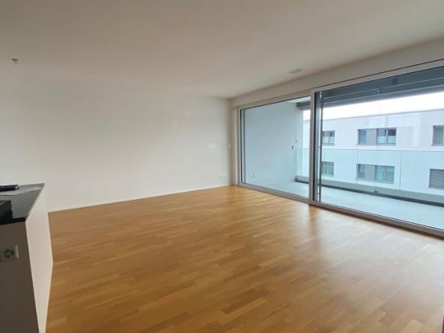 Moderne, grosszügige, helle 2.5 Zi Wohnung im 2. OG