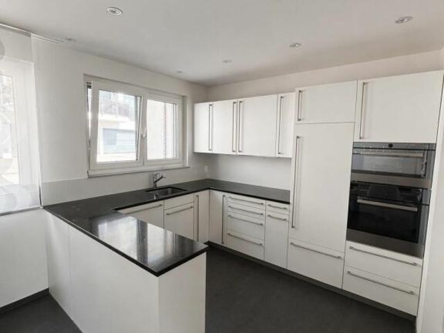 Moderne, grosszügige 4 1/2 Zimmer Wohnung
