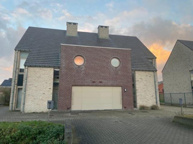 Moderne half open bebouwing in kindvriendelijke wijk te L.