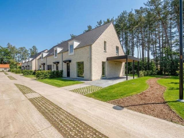 Moderne halfopen bebouwing met 3 slaapkamers in rustige wijk