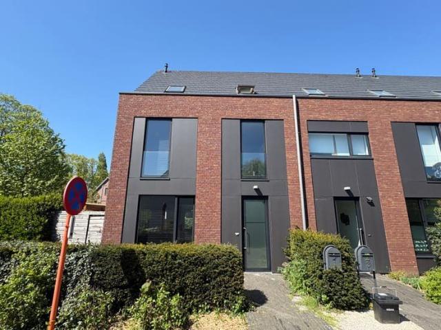 Moderne halfopen bebouwing met 4 slaapkamers