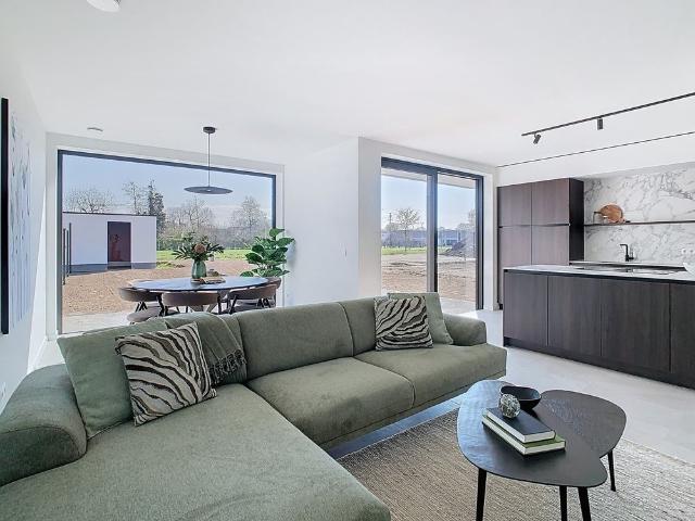 Moderne halfopen gezinswoning met 3 slaapkamers, ruime tuin en garage