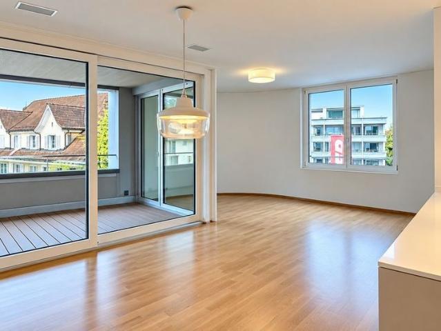 Moderne helle 3.5 Zimmer Wohnung mit Blick in Siebnen