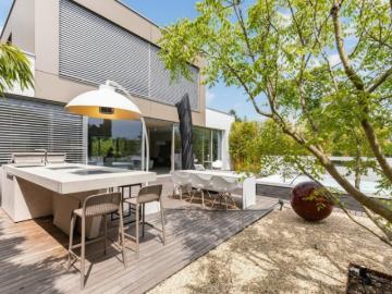 Moderne High End Villa mit direktem Seezugang