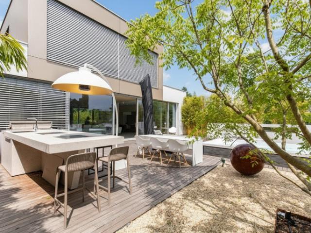 Moderne High End Villa mit direktem Seezugang