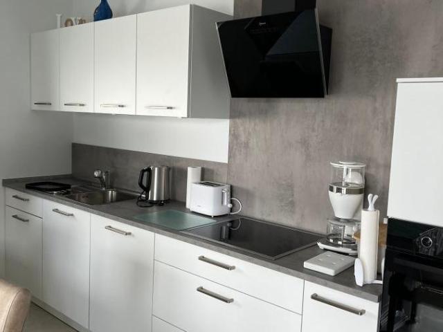 Moderne hochwertige 3 Zimmer Neubau Wohnung. möbiliert, evt. noch Platz für eigene Möbel. Ideal für Berufspendler oder befristetes Wohnen