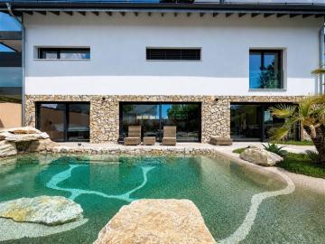 Moderne Immobilie mit Schwimmbad und Wellnessbereich
