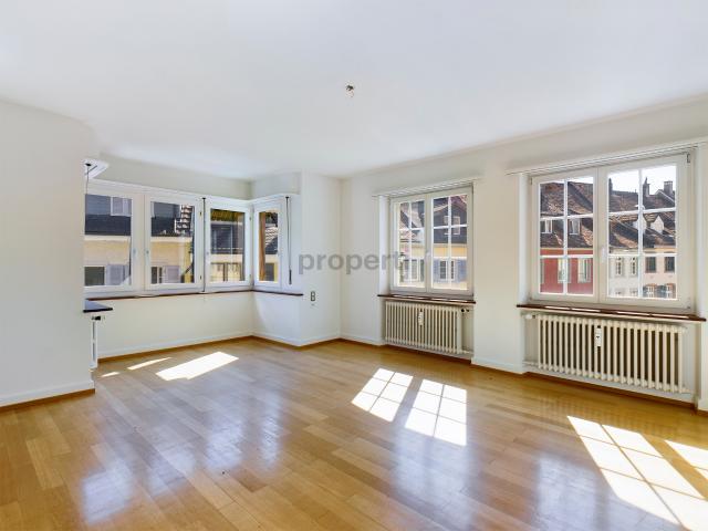 Moderne Küche, Balkon und gemeinsame Dachterrasse