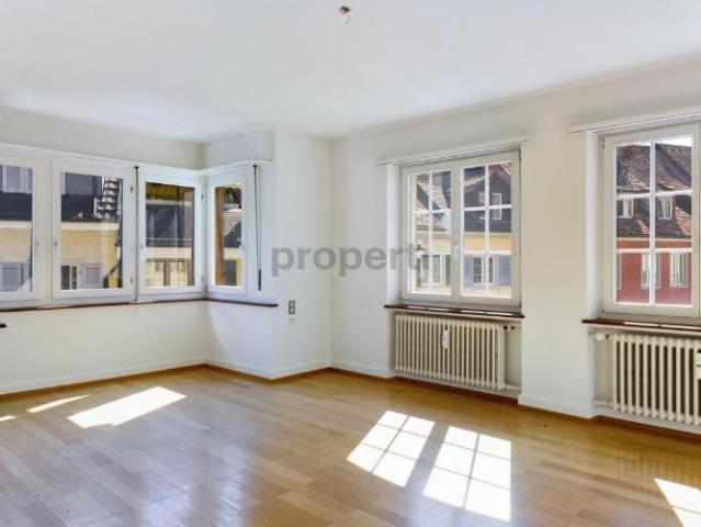 Moderne Küche, Balkon und gemeinsame Dachterrasse