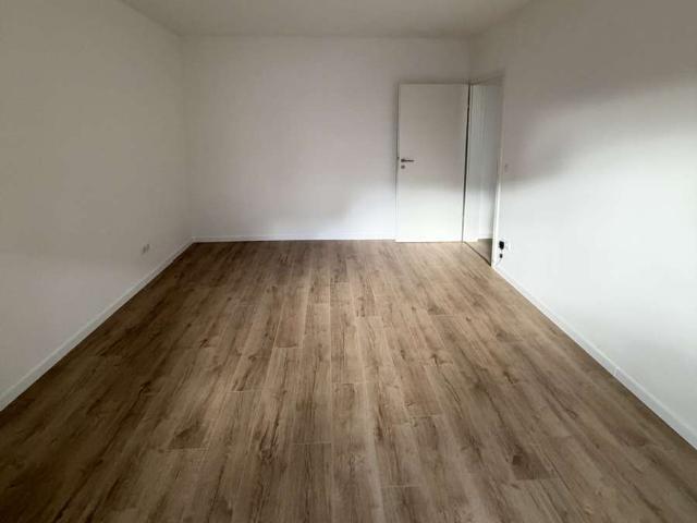 Moderne, kernsanierte 3 Zimmer Wohnung mit Balkon und Garage