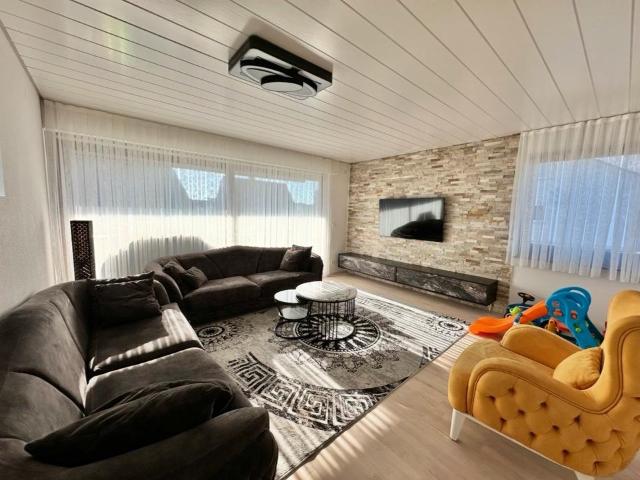 Moderne kernsanierte 3,5 Zimmer Wohnung mit Balkon & Garage