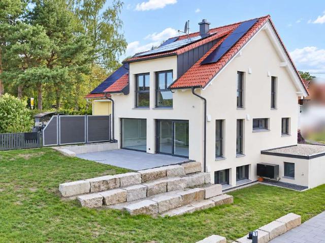 Moderne KfW 40 Doppelhaushälfte mit Doppelgarage in Oberhaugstett