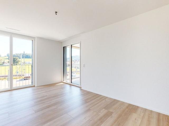 moderne komfortable 3.5 Zimmer Wohnung mit sonniger Loggia, eigenem Wäschetrockner und Lift