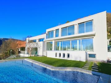 Moderne Luxusvilla mit Blick auf den Luganersee und Swimmingpool