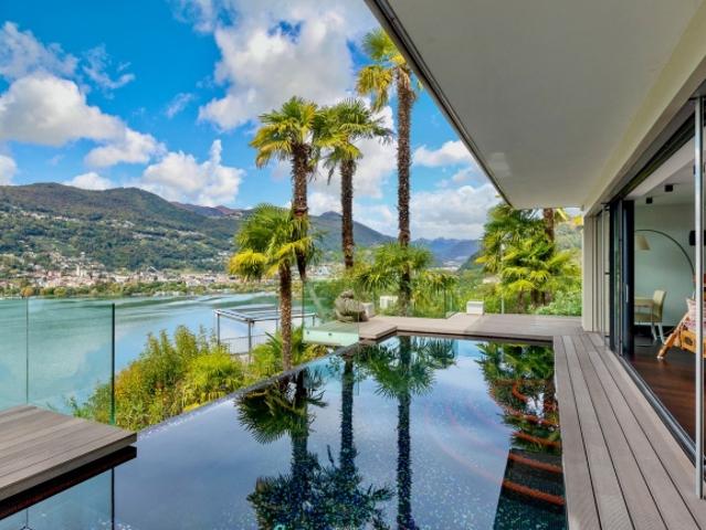 Moderne Luxusvilla mit Seeblick und Privatem Bootshaus mit einem Steg