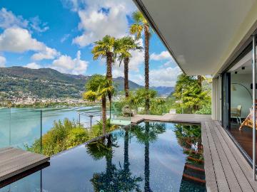 Moderne Luxusvilla mit Seeblick und Privatem Bootshaus mit einem Steg