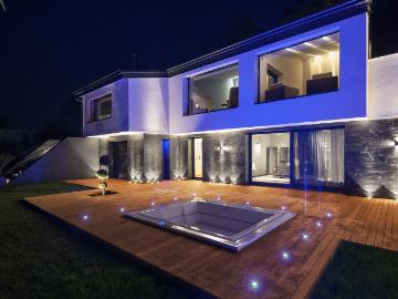 Moderne Luxusvilla mit Blick auf den Luganer See, Schwimmbad und Dock
