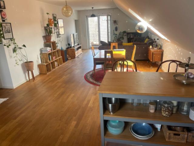 Moderne lichtdurchflutete Dachgeschoss Wohnung in Schwanheim/ Flughafen nähe