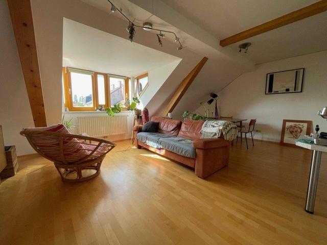 Moderne, lichtdurchflutete 2 Zimmer Dachgeschoss Wohnung am SCHILLERPLATZ: Wohnen/Essen/Kochen, Schlafzimmer Gemütlich, gepflegt, mit Kellerabteil, Badezimmer und Toilette getrennt