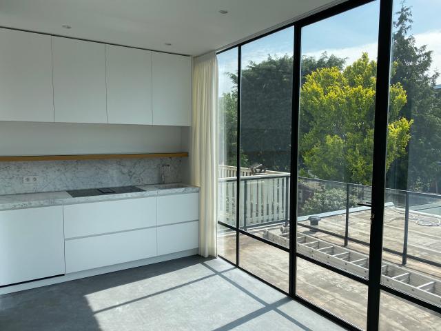 Moderne, lichte studio met vide in Den Haag