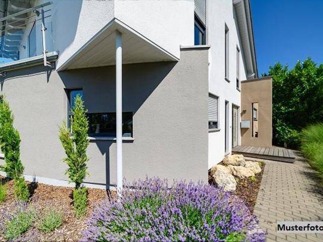 Moderne Reihenhausanlage aus 2017 mit 5 Häusern, Gärten & Terrassen