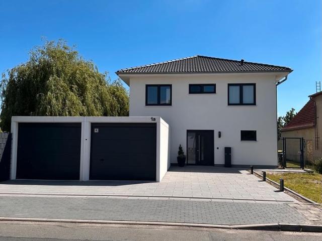 Moderne Stadtvilla mit Doppelgarage und Pool in Beerendorf